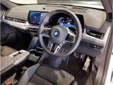 BMWの運転席はドライバーオリエンテッドという構造を採用。ドライバー目線の操作がしやすい設計になっており、ドライブ中にも目線の移動が少なく運転中にも簡単に操作ができます。