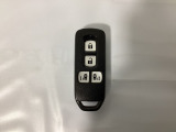 スマートキー付きですからドアロックの開閉およびエンジンスタートが楽々です。電動スライドドアの開け閉めもボタンで操作できます。スペアキーも同じものを用意しております。