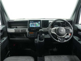 ◆視界広々で非常に運転しやすくロングドライブでも疲れを感じさせないすっきりとまとまったインパネ周りです。