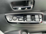 運転席ドア内張(電動格納式カラードドアミラー開閉スイッチ・鏡面調整スイッチ・パワーウインドウスイッチ・フロントスピーカー・ドリンクホルダー)