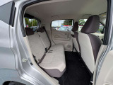 後席の足元が広いから、大人が座っても快適。お子様のケアもラクラクです。
