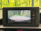 【バックカメラ】駐車時に後方がリアルタイム映像で確認できます。大型商業施設や立体駐車場での駐車時や、夜間のバック時に大活躍!運転スキルに関わらず、今や必須となった装備のひとつです!