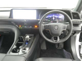 運転席からの視界はこんな感じです☆お気軽にご来店いただき、実際に座って是非お確かめください。ドライバーに寄り添う快適な操作フィールをもたらすステアリングです。