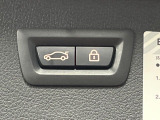●電動リアゲート:ワンタッチでリアゲートの開閉ができ、荷物などで両手が塞がっている状態でも簡単に開閉ができる便利機能です。
