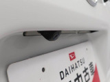後退時に車両の後ろ側をモニター画面に表示します。車庫入れなどでバックする際に後方確認ができて便利です。車庫入れが苦手な人もこれで安心。