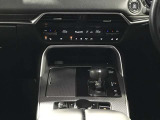 シフトレバーの奥に見えるのは、エアコンの操作スイッチでとっても使いやすいですよ♪