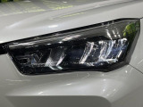 【LEDヘッドライト】悪天候や夜間走行時も良好な視界を確保し安心して運転できる高輝度LEDヘッドライトを装備!点灯速度が早く、消費電力も抑えられています。