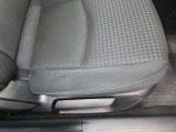 運転席の状態が出る場所で、ご覧の通りにやや擦れが出ていますが問題ない範囲かと思います。シートリフターの調整幅はかなり大きいので、ぜひご地震のポジションに調整してお確かめください。