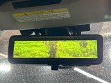 【スマートリヤビューミラー】後席の大きな荷物や同乗者で後方が確認しづらい時でも安心!カメラが撮影した車両後方の映像をルームミラー内に表示。クリアな視界で状況の確認が可能です!