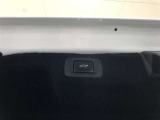 【ハンズフリーパワートランクリッド】両手が荷物でふさがっている時でも、リヤバンパー下に足を出し入れすることで、トランクリッドの自動開閉が可能です。