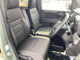厚みのある運転席シートは乗用車同等のフレームを使用し、疲れを軽減してくれます。