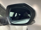 隣車線を走る車両をレーダーで検知し、ドアミラーでは確認しにくい後側方エリアに存在する車両に加え、急接近してくる車両も検知します。車両を検知するとドアミラーに搭載されたLEDインジケーターが点灯します。
