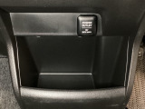 アクセサリーソケットはUSBのアダプターなどをつければ、スマホの充電にも使えます。周辺には物が置けるボックスがついています。