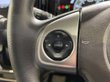 ステアリングスイッチ付きで、運転中に視線を前に向けたまま操作できます。