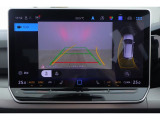 リヤビューカメラ:車両後方をモニターに映しだし、画面にはガイドラインが表示され車庫入れや縦列駐車を容易にします!