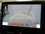 バックでの車庫入れはハンドルと連動したガイドラインが出る「バックガイドモニター」がサポートいたします。