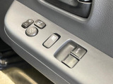 【電動格納ミラー】サイドミラーは電動格納式となっており、狭い駐車場でもキズがつくリスクを抑えられます。