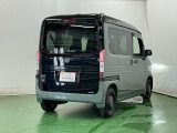 プライバシーガラスが装備されています。外を見るときには気にならずに、後方車両からは車内が見えにくくなってます