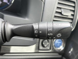 【オートライト(AUTO)】外の明るさをシステムが感知して、自動でヘッドライトが点灯します。ヘッドライトをつけ忘れを防ぐ便利機能です。
