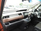 ★助手席周辺★ダッシュボードには豊富な収納BOXがありいつもすっきりとした車内!ほしい場所にちょうど良い収納を備えています。大きなフロントガラスによって見晴らしも良く快適な座り心地となっております