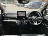 すっきりした運転席周りにはナビやエアコンの操作パネルを設置しておりますので、お一人での運転でもご安心できます。