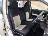 ベンチシートは、大型のアームレストにもなる構造で、リラックスして運転することができます。