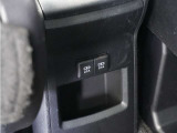 ◆後席用USBチャージャー◆後部座席に搭乗される方のために便利で使いやすい位置に設置。長時間のドライブも安心です♪