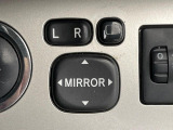 【電動格納ミラー】サイドミラーは電動格納式となっており、狭い駐車場でもキズがつくリスクを抑えられます。