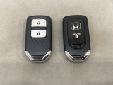 スマートキーを装備しています。鍵を差し込むことなくドアロックの開け閉めと、スタートボタン操作でのエンジンスタートができます。スペアキーも同じものを用意しております。