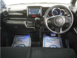 運転にかかわる様々な操作を安全に行えるように視点移動が少なく、操作性に配慮されたスイッチ類が凝縮されたコクピットです。