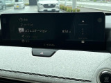 運転時の視界の邪魔にならず、また後席からも視認できる大型モニターが付いています。