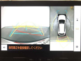 【パノラミックビューモニター(床下透過表示機能付)】クルマを上から見たような画像をディスプレイに表示し、運転席から確認しにくい箇所も確認できます。車両直下及びタイヤ付近のアンダーフロアの確認も可能です