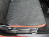運転席の状態が出る場所ですが、ご覧の通りにキレイな状態ですよ。女性オーナーだった為か、各部の使用感も薄目でキレイなのが嬉しいですね。