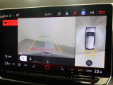 ギアをリバースに入れると車両後方の映像を映し出します。画面にはガイドラインが表示され、車庫入れや縦列駐車などの際に安全確認をサポートします。