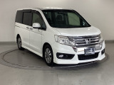 狭い駐車場でも、スライドドアならチャイルドシートへのお子さまの乗降や荷物の積載もスムーズ。とても便利な【両側電動スライドドア】ドアハンドを少し引くだけでリアドアが自動開閉します。