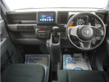 運転にかかわる様々な操作を安全に行えるように視点移動が少なく、操作性に配慮されたスイッチ類が凝縮されたコクピットです。