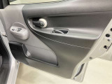 窓の開閉もスイッチひとつで簡単!駐車券を取るときもラクラク★