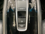 セレクトレバーの下に電子制御パーキングブレーキがあります。スイッチひとつで、停車した地点の傾斜などをシステムが検知・判断してブレーキ力を自動的に最適制御し、しっかり停車できるパーキングシステムです。