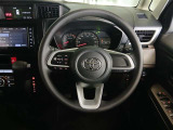 ステアリングには運転中でも簡単に操作できる各種スイッチついてます