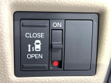 【パワースライドドア】スマートキーや運転席のスイッチでスライドドアの開閉が可能♪電動だから力を入れてドアを開ける必要が無く、小さいお子様でも、重い荷物を持っている時もラクに開け閉めできます♪