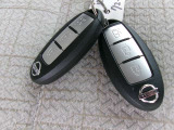 【 インテリジェントキー 】 キーを持っていればエンジン始動でき、ドアノブのボタンで車の鍵の開錠と施錠もできます。キーを取り出す手間がなくなります。