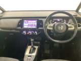 車内は光触媒抗菌消臭施工済です。インパネ周りはスタイリッシュなデザインです。グローブボックスやカップホルダーのほかにトレーなどたくさんの収納スペースが付いています。