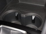 運転席と助手席の間にはドリンクホルダーがあります。取りやすい位置にありますからドライブも楽しくなりますね!