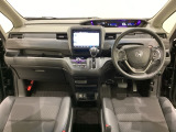 車内は光触媒抗菌消臭施工済です。スタイリッシュなデザインで暖かみのあるインパネ周りを演出します。グローブボックスやカップホルダーのほかにトレーなどたくさんの収納スペースが装備されています。