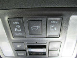 電動スライドドアのスイッチです。車内からもスイッチひとつでラクにドアの開閉できますよ♪パワーバックドアも付いてます♪