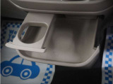 引き出して大きめトレーとして、しまったままでも小物置きとして、運転席からも助手席からも自在に使えるドリンクホルダー付のトレーです。