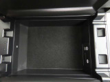 アームレスト内の収納部に、USBポートを二口備えています。運転席と助手席それぞれのスマホや電子小物を充電可能です。