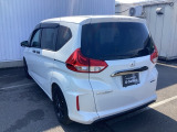 コンビネーションランプを高い位置に配置、後続車に見やすいデザインで安全にも配慮。