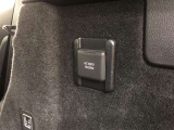 アクセサリーコンセント(AC100V・1500W)です。ラゲージルーム右側に設置されています。非常時給電システムも搭載しています。機能の詳細につきましては、展示店舗までお尋ねください。