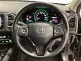 ハンドルにHondaセンシング系のクルーズコントロールやレーンキープアシストなどのスイッチと、オーディオの操作スイッチが装備されています。ハンドルから手を離さず安全に操作できます。